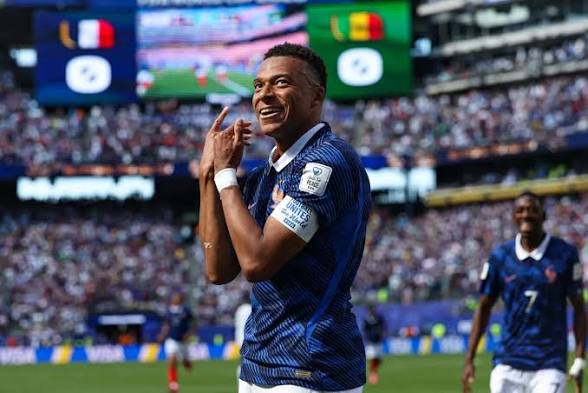 La France s'impose 3-1 face au Sénégal, Mbappé voit double